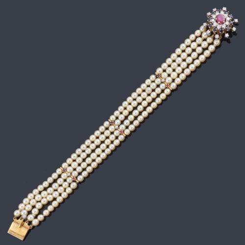 Pulsera con cuatro hilos de perlitas de aprox. 4,39 - 4,15 mm con cierre diseño rosetón con brillantes, zafiros y rubíes talla oval en montura de oro amarillo de 18K.