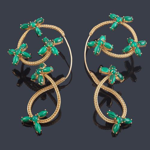 Pendientes con diseño 'abrazador' sobre el completo de la oreja con motivos florales realizados con malaquita y crisoprasa, en montura de oro amarillo de 18K.