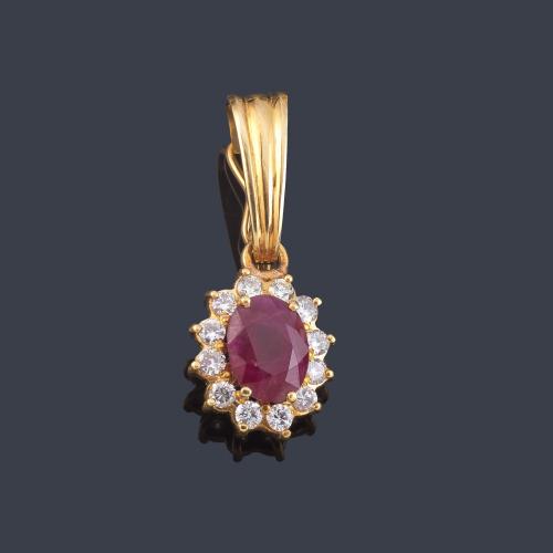 Colgante con rubí talla oval de aprox. 2,00 ct con orla de brillantes de aprox. 0,40 ct en total.