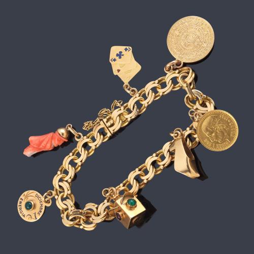 Pulsera con eslabones barbados con colgantes diferentes realizados en oro amarillo, menos uno de ellos que es oro amarillo de 14K.