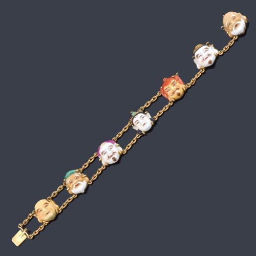 Pulsera con siete 'Dioses de la Fortuna' en porcelana esmaltada en montura de oro amarillo de 18K.