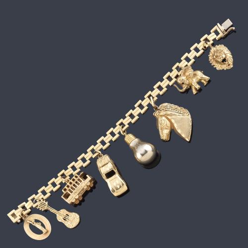 Pulsera con ocho colgantes, una cabeza de león, figura de elefante y cabeza de caballo, una bombilla, un coche clásico, un tranvía, una guitarra y la estatua de La Libertad en oro amarillo de 14K.
