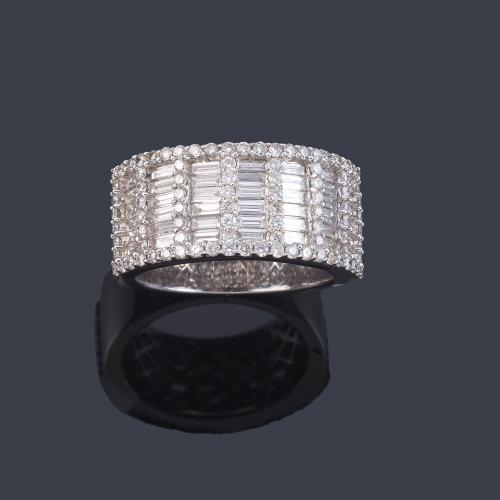 Anillo con bandas de diamantes talla brillante y baguette de aprox. 1,70 ct en total.