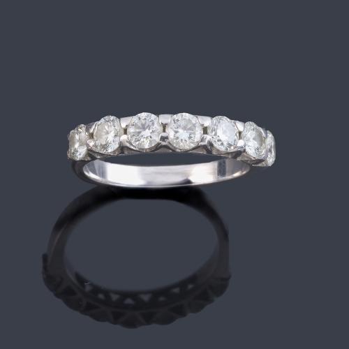  Media alianza con banda de brillantes de aprox. 1,26 ct en total.