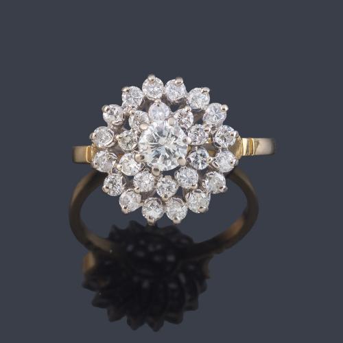 Anillo rosetón con brillantes de aprox. 1,34 ct en total.