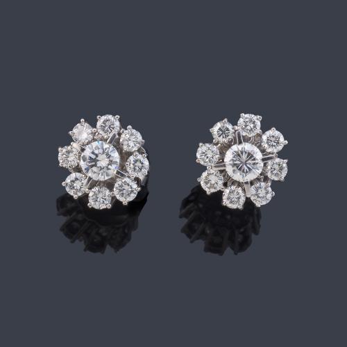 Pendientes cortos con diseño de rosetón con brillantes de aprox. 2,40 ct en total.
