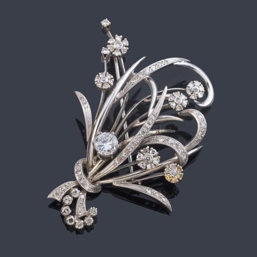 Broche con diseño de 'Bouquet floral' con diamantes talla brillante y 8/8 de aprox. 1,60 ct en total.