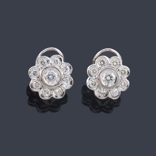 Pendientes con diseño de rosetón con brillantes de aprox. 1,72 ct en total.
