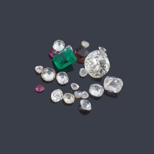 Lote con diamantes talla antigua, brillante y rosa de 3,41 ct en total, 3 rubíes de 0,50 ct y una esmeralda de 0,49 ct.