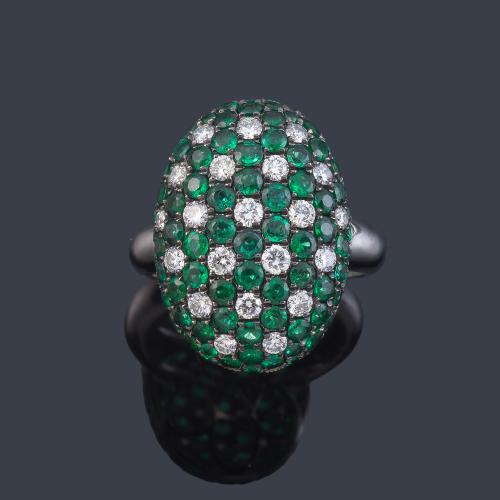  Anillo con motivo ovalado con pavé de esmeraldas de aprox. 2,06 ct en total y brillantes de aprox. 0,70 ct.