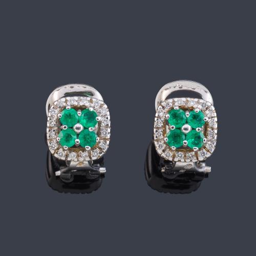  Pendientes cortos con cuajado de esmeraldas con orla de brillantes en montura de oro blanco de 18K.