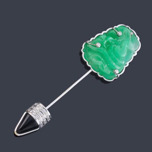 Alfiler con pieza de jade tallada con motivos orientales y remate inferior de ónix y tres bandas de brillantes.