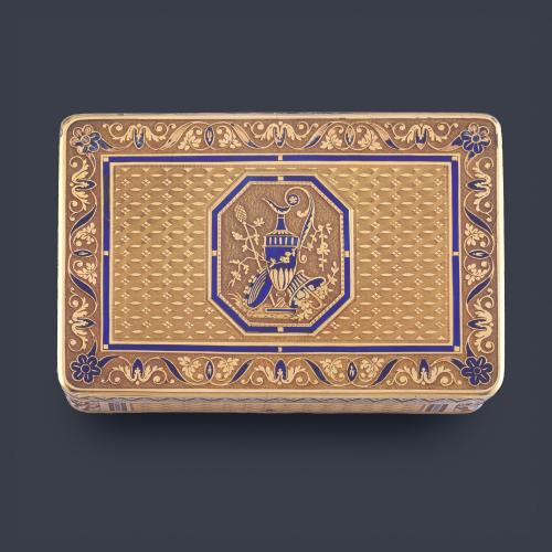 Exquisita caja de música realizada en oro amarillo de 18K y esmalte azul cobalto, perteneciente a la colección del Barón Rotchschild. S. XVIII.