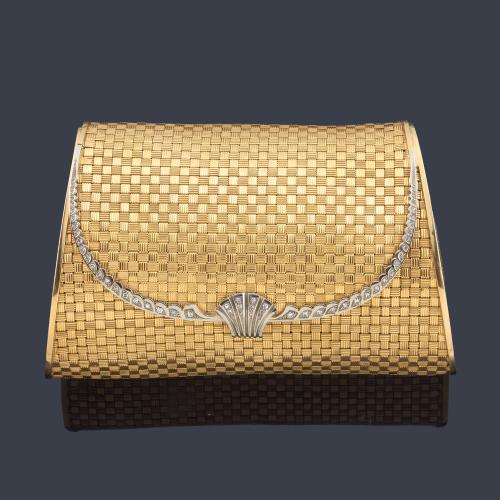 Precioso bolso de mano rígido en oro amarillo de 18 K con cierre de brillantes.