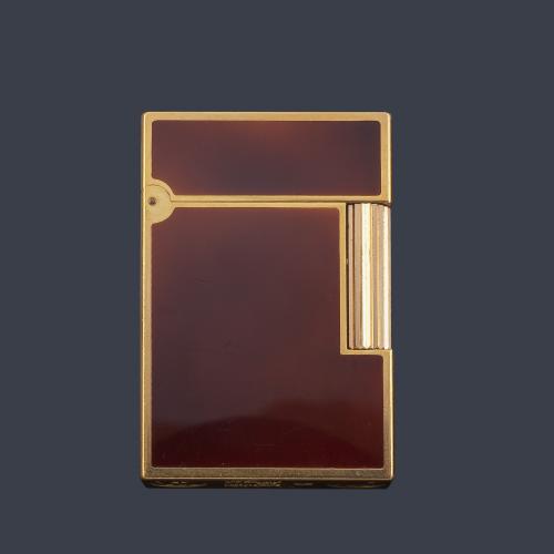 ST. DUPONT, mechero en metal dorado y laca marrón.