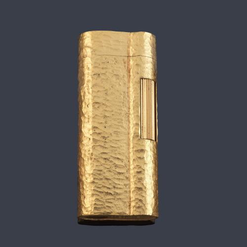 DUNHILL, mechero en oro amarillo de 18 K con decoración martelé.