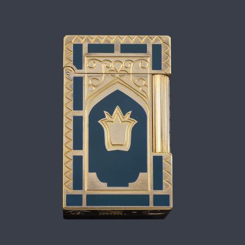 ST. DUPONT D82, mechero en esmalte azul y dorado.