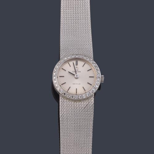 OMEGA DeVille de señora con caja y brazalete en oro blanco de 18 K con orla de brillantes.