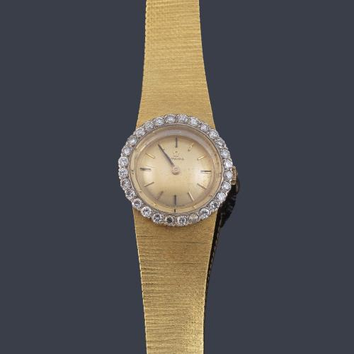 OMEGA de señora con caja y brazalete en oro amarillo de 18 K con orla de brillantes