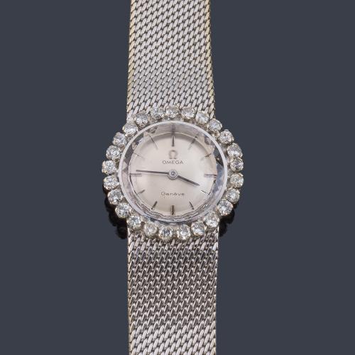 OMEGA de señora con caja y brazalete en oro blanco de 18 K con orla de brillantes.