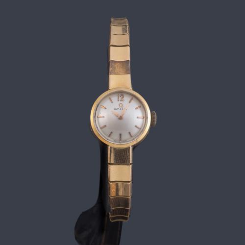 OMEGA de señora con caja y brazalete en oro rosa de 18 K, años 40.
