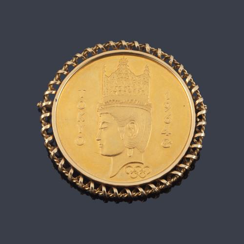 Broche moneda conmemorativa de los Juegos Olímpicos de 1964 en oro amarillo de 18 Y con marco en oro amarillo de 18 K.