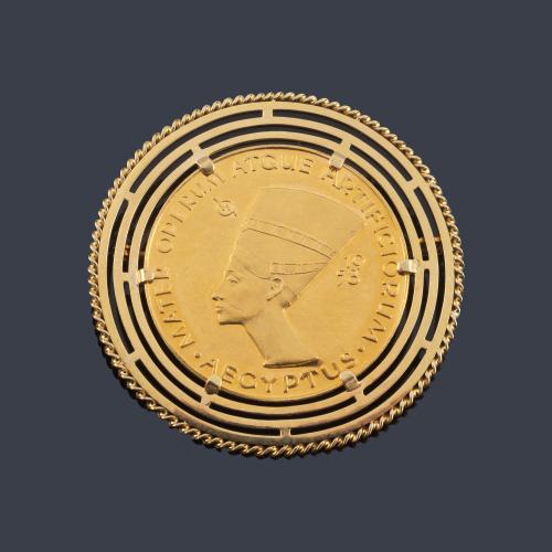 Colgante moneda 10 coronas en oro de 22 K. Marco en oro de 18 K.