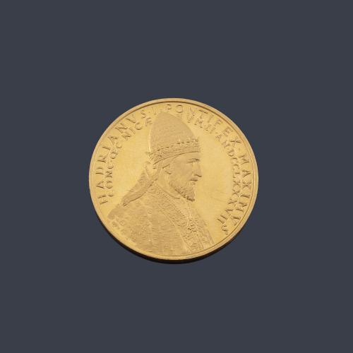 Moneda conmemorativa Papa Adriano I en oro de 22 K