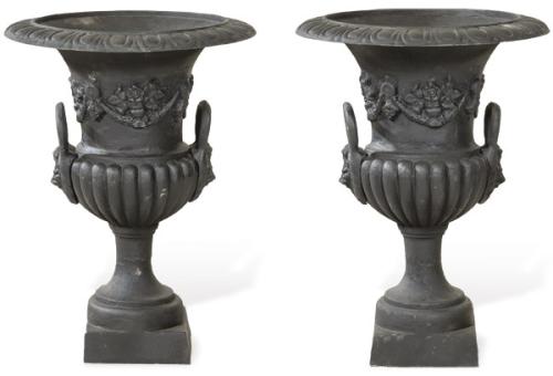  Pareja de copas Medici de hierro colado pintadas en negro con asas.