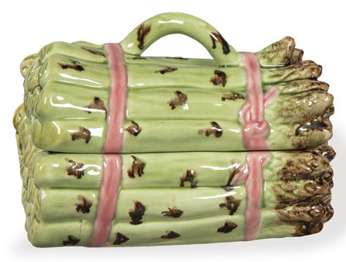  Recipiente para espárragos con tapa en cerámica moldeada, pintada y esmaltada de Bordalo Pinheiro, Caldas da Rainha. Con marca y etiqueta en la base. Portugal, S. XX