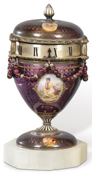  Reloj de mesa de plata, esmalte y onix, Viena primer tercio S. XX.