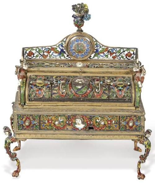  Reloj-caja de música de plata sobredorada, austriaca punzonada, esmalte, perlas, esmeraldas y rubíes, de Karl Bender, Viena segunda mitad S. XIX.