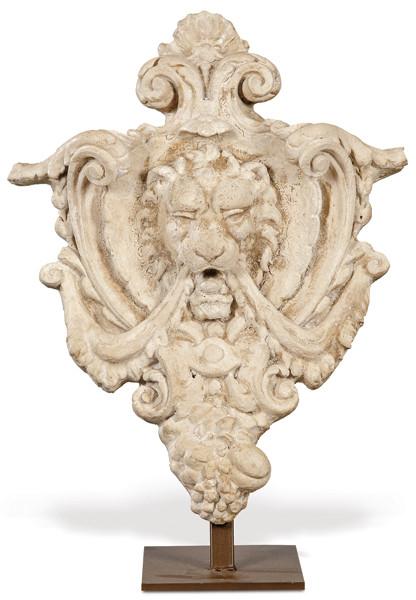  Cartela con cabeza de león en caliza.