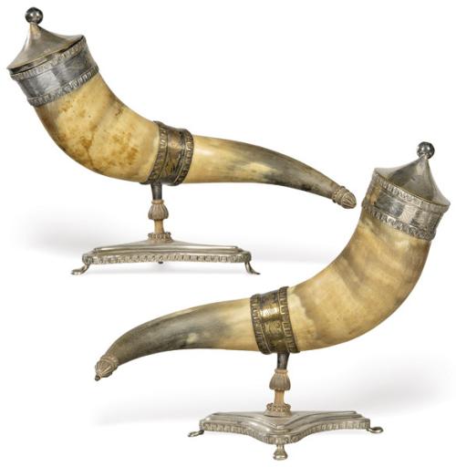 Pareja de cuernos victorianos montados sobre metal, Inglaterra S. XIX.