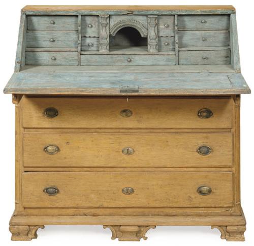  Bureau gustaviano en madera de roble y pino, con tapa abatible que al abrirse revela un interior pintado en azul