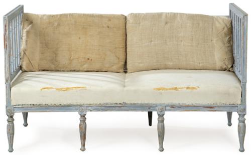  Canapé Gustaviano en madera de roble y pino pintado de azul, con desgastes. Suecia, finales S. XVIII