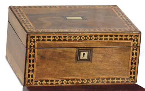  Caja victoriana de nogal con marquetería de frutales formando cruces, Inglaterra S. XIX.