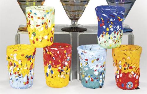  Juego de seis vasos de cristal de Murano de diversos colores con decoración de molti fiori.