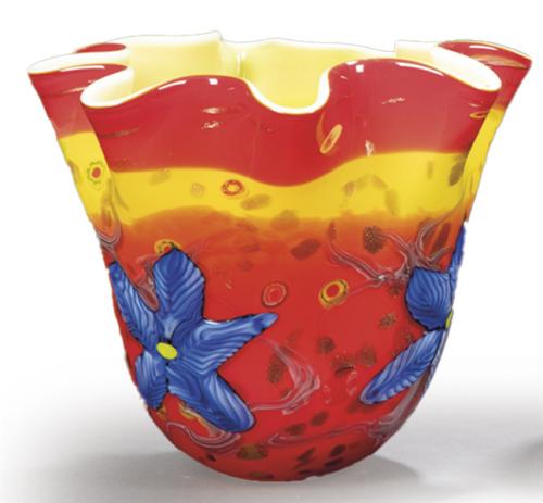 Jarrón de cristal de Murano con boca rizada y decoración de molti fiori y flores en relieve.