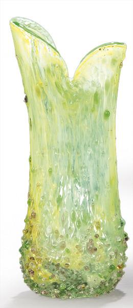  Jarrón de Murano con boca irregular en color verde con aplicación de gotas, verdes, blancas, lilas y ámbar en la parte inferior.