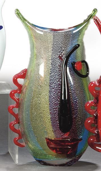  Jarrón de cristal de Murano con franjas de colores e inclusión de polvo de plata con rasgos faciales en relieve.