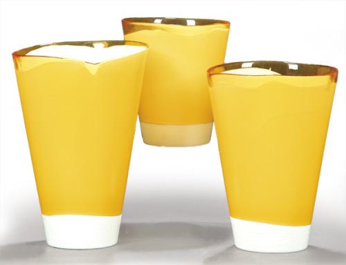  Juego de tres jarrones de cristal de Murano en opalina y ámbar en tres tamaños distintos.