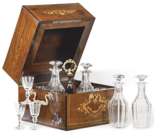  Caja licorera Carlos X en madera de nogal con marquetería de limoncillo, Francia h. 1820.