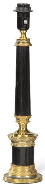  Lámpara de mesa de bronce dorado y cuero negro S. XX.