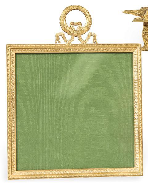  Portaretratos de mesa cuadrangular de bronce dorado con copete de corona de laurel, Francia S. XIX.