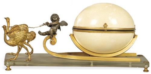 Carroza con un huevo de avestruz que es una caja en bronce dorado y patinado mediados S. XX.