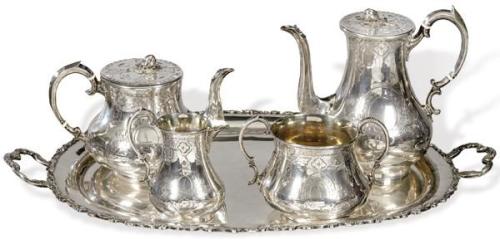  Juego de café y te victoriano de plata inglesa punzonada Ley Sterling de Daniel & Charlesw Houlecon, Londres 1855 con bandeja oval de plata mejicana Ley Sterling.