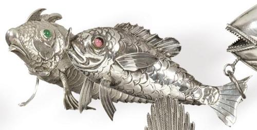  Dos peces de plata española punzonada 1ª Ley.