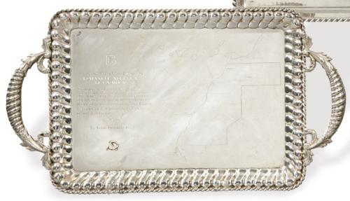  Bandeja de dos asas de plata española punzonada 1ª Ley de Pasgorcy.