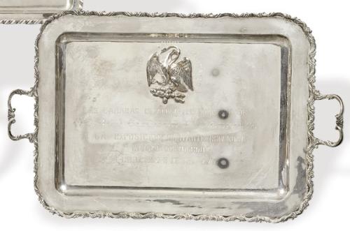  Bandeja rectangular de dos asas de plata mejicana punzonada Ley Sterling de Platería Emma con escudo mejicano y dedicatoria "Las Cámaras Españolas de Comercio de Méjico Puebla y Veracruz a la Exposición Flotante Española "Ciudad de Toledo" Veracruz Nov. d